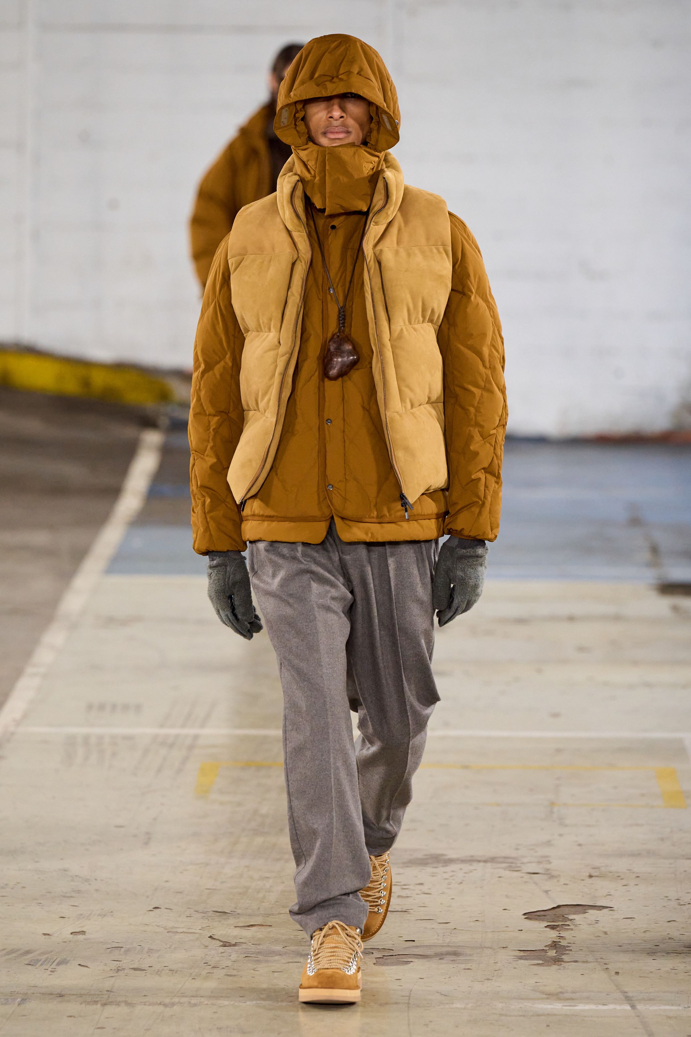 White Mountaineering 2026秋冬将机能设计推进至更系统化的日常层面。层叠式羽绒、模块化外套与统一色谱构建出高度秩序感的造型队列，强调服装在真实环境中的适应能力。系列摒弃噱头，以材料、结构与穿着逻辑取胜，是机能风从“视觉标签”向“生活系统”转化的成熟样本-顽石频道趋势研究